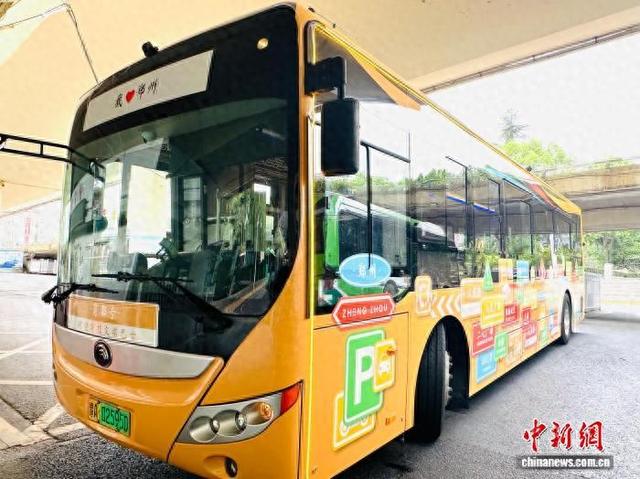 河南郑州：民众乘“商都号时空穿梭文旅巴士”  体验历史探源旅程