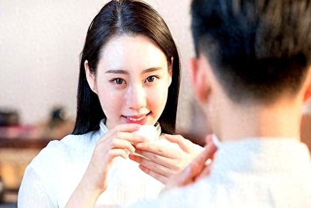 女人偷偷喜欢一个男人，才会变成这4种“样子”，不喜欢装不出来