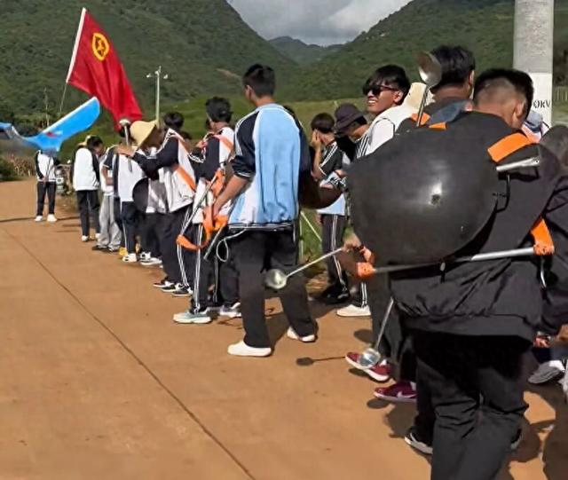 搭土灶、煮炊锅……红河州这两所学校徒步秋游野炊火了