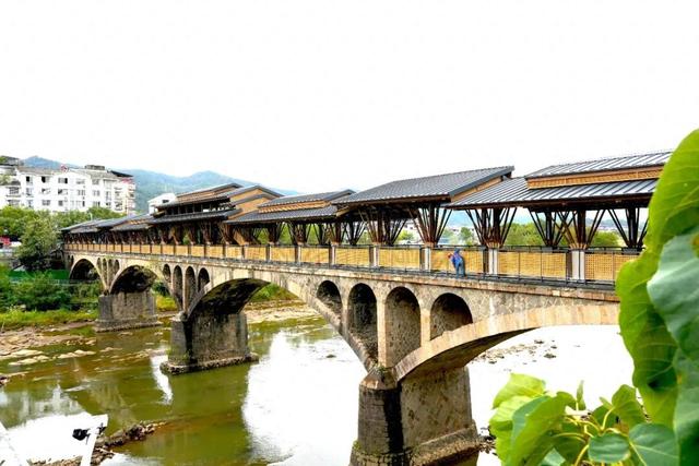 南平武夷山这座老桥 “披” 上竹衣归来