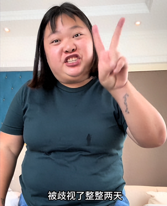 大陆女子游香港，买桃说了5句普通话被老板骂，玩两天被歧视两天