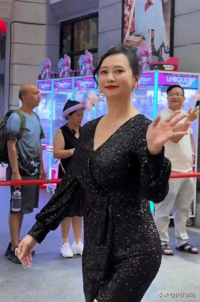 57岁翁虹景区跳舞“谋生”，穿紧身裙暴露真实身材，看着有150斤