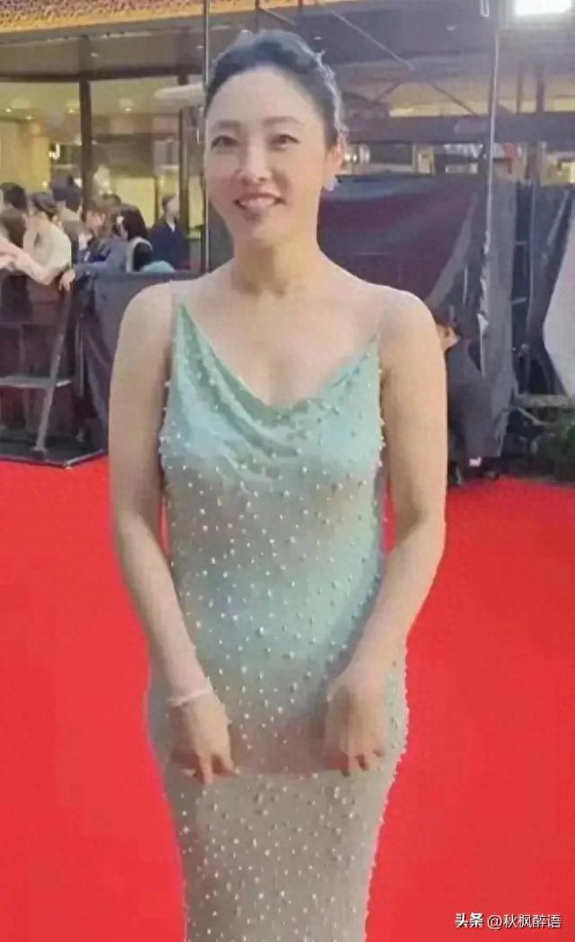 41岁白百何现身东京,她的下跨变得好大啊,脸也胖了,变化真大