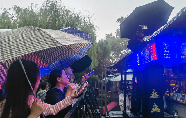 假日观|趵突泉畔代拍忙不停！公安、景区默契联动，尽显济南温度