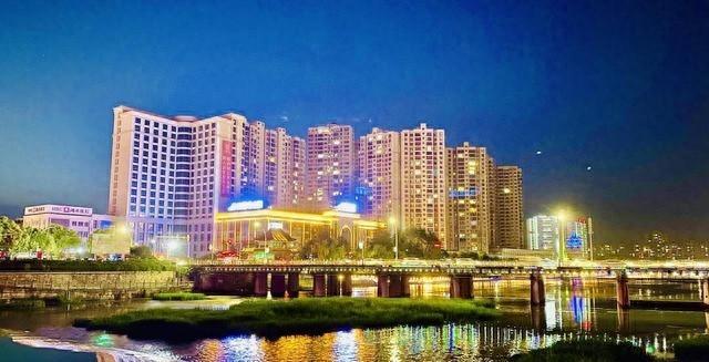 武汉人，去了房县跟竹山两县，直言不讳：房县跟竹山天差地别