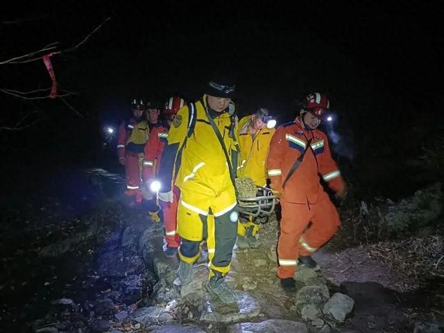 20多岁情侣杭州登山看雪景被困：只带了零食和水，鞋子也不防滑，男友是攀岩教练，女孩摔倒导致骨折：“再也不敢来了”
