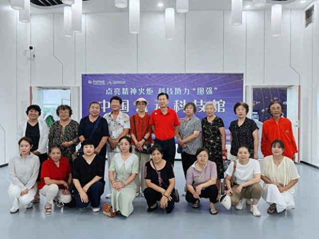图们市向上街道关工委开展“银发不褪色 科技暖夕阳”老人节活动