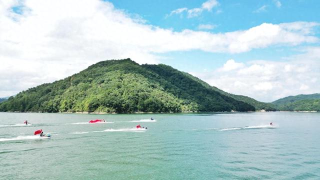 福建永定：旗卷金风山愈翠 客如潮涌水长清