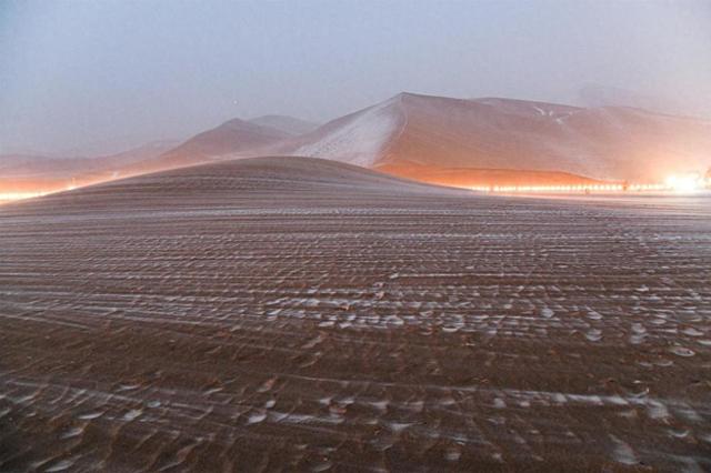 敦煌再迎降雪，游客邂逅沙雪共舞