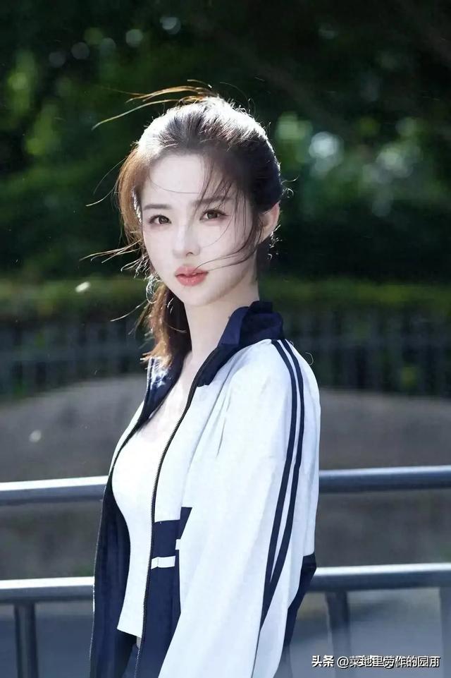 四川成都一校花好漂亮, 身高173cm,体重46kg 美的让人移不开眼