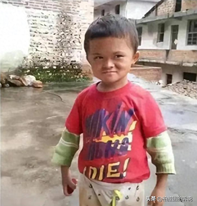 小马云十年后长大，现在跟着表哥拍视频为生，梦想是娶媳妇