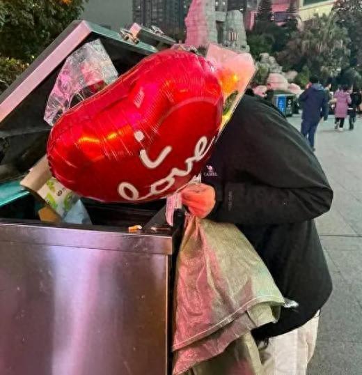 垃圾桶成“寻宝圣地”？这届年轻人的反向浪漫