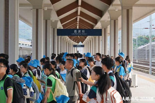 “快进慢游”玩出花样！贵南高铁为荔波旅游加把火