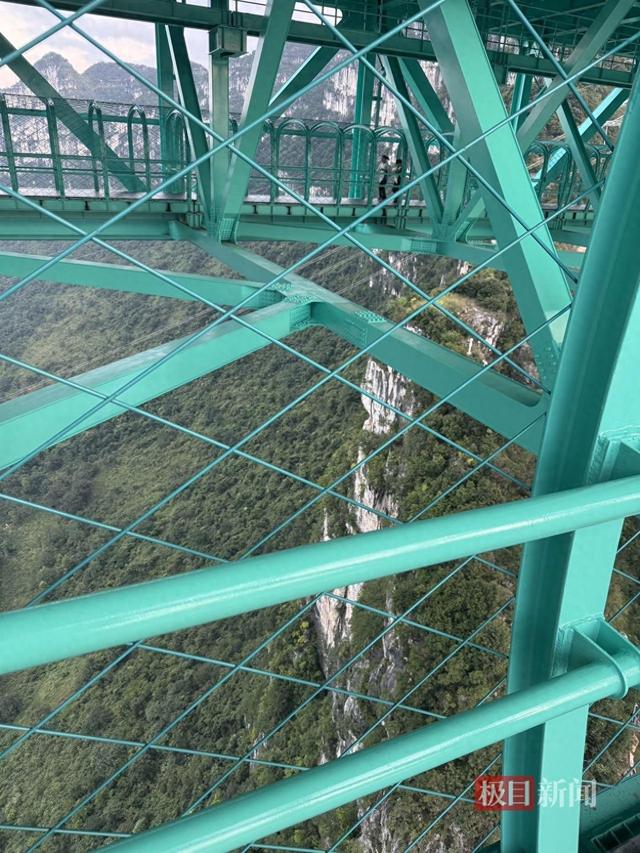 实探贵州花江峡谷600米高廊桥：恐高游客直呼“好吓人”，有人4分钟走完高空钢丝