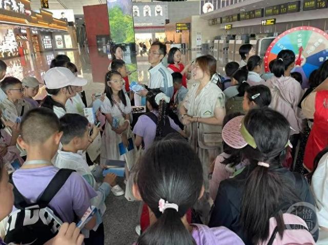 航站楼里科普航空气象知识 上游新闻邀你当“云朵悠游”志愿者
