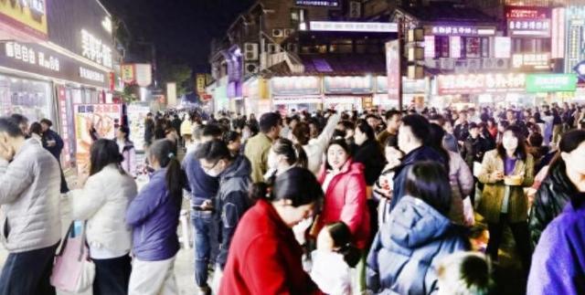 泉城冬日烟火蒸腾