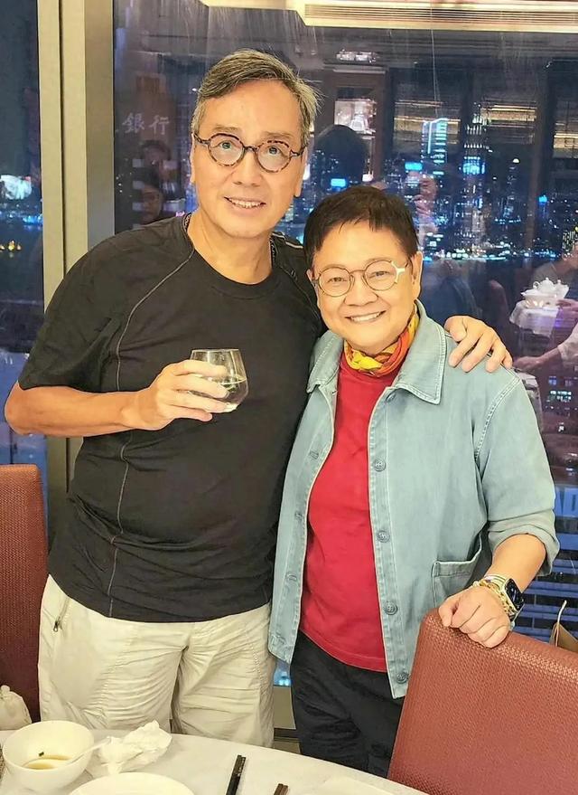 刘晓庆73岁前任罕露脸，头发花白仍玉树临风，两人分手后至今未婚