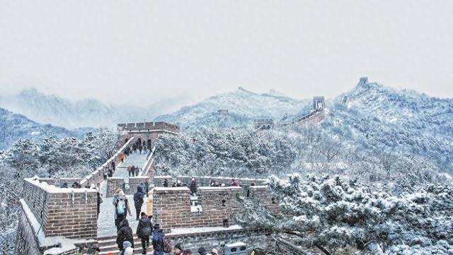 北京：初雪壮美如画 游客络绎不绝