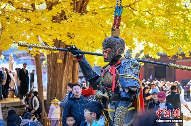 “悟空”陪游、云端赏叶 中国年轻人踏秋追求“情价比”