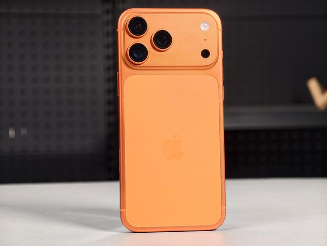 iPhone 17引爆Deco设计潮，手机设计为何狂卷「辨识度」？