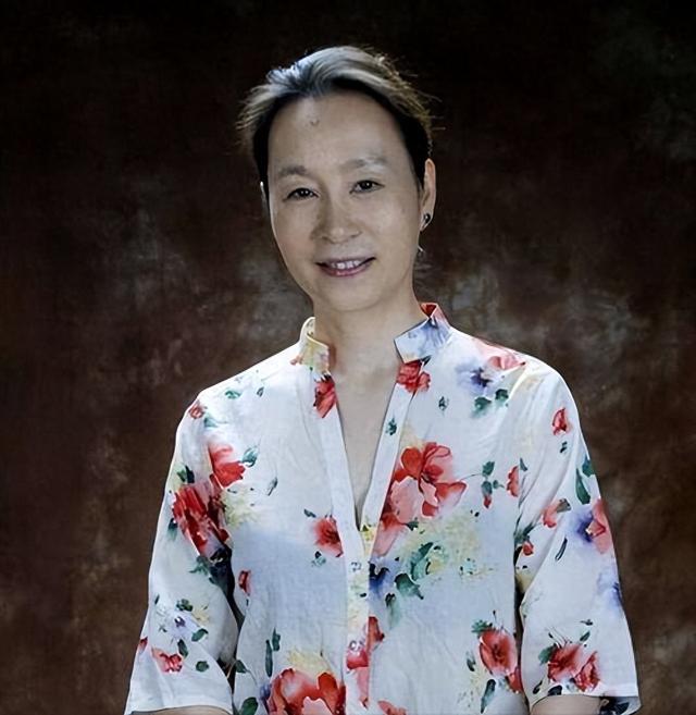 孩子父亲真相大白一月后	，奚美娟低调露面，手足无措，落寞呆坐