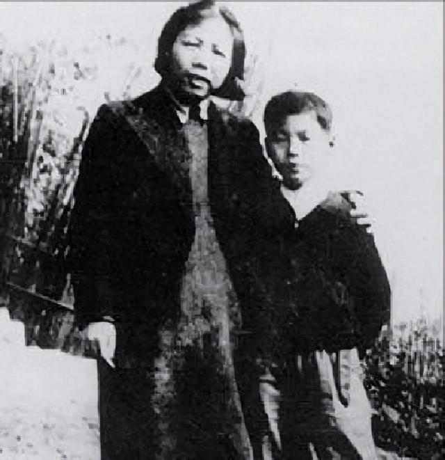 邓颖超临终前，呼唤着李鹏的名字，可李鹏却公开否认是周总理养子