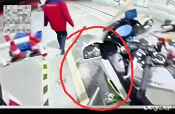 摩友故意喷洒燃油后续：车主狂妄真容曝光社死，女孩辞职惹众怒