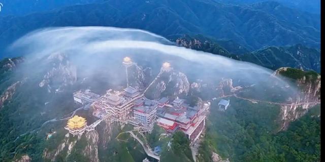 梦幻云海交织，老君山奇景媲美仙境