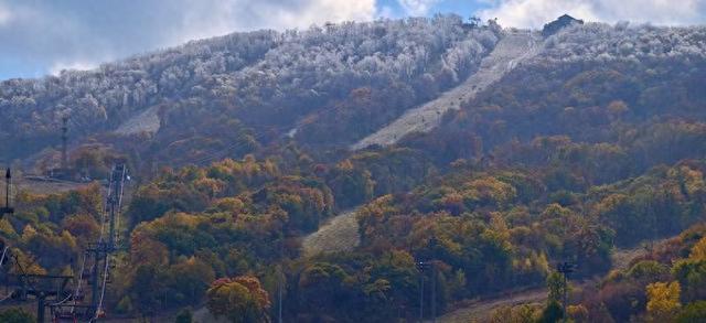 “秋彩裹霜” 大青山季节交替绘就双色画卷