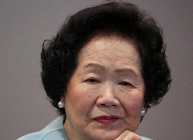 “祸港四人帮”陈方安生：如今活成一个笑话，胞弟自杀、女儿去世