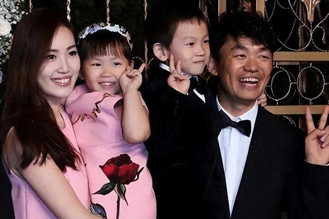 43岁王宝强也没想到，14岁女儿和15岁儿子，已经开始为他争光了