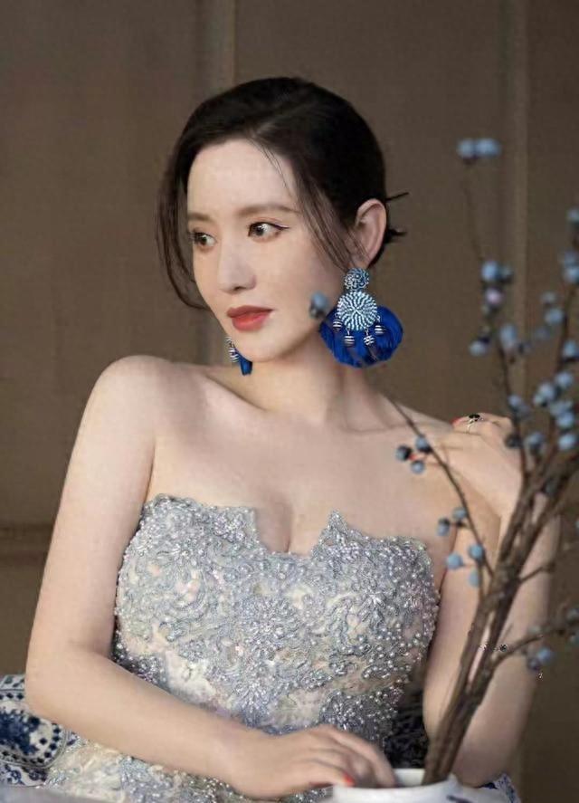 张萌 ，胸腰比太逆天了，抹胸造型性感妖娆，网友：太火辣了！