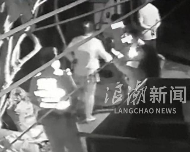 警方上门监控视频曝光，广西“亮证逼迫让路”事件当事人再发声：希望纪委介入调查、女子公开道歉