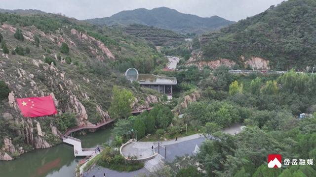 国庆打卡九女峰：云雾间读诗 国旗下抒怀