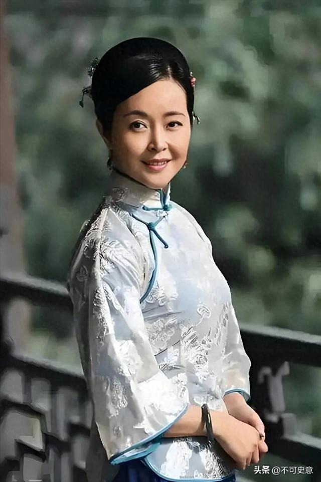 她长相漂亮，出演了100多部影视剧，但知道她名字的人却不多