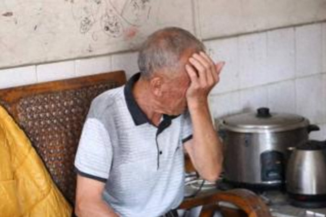 19岁女子辍学私奔39岁男子，10年后生女回家求父亲：不借钱就跪死