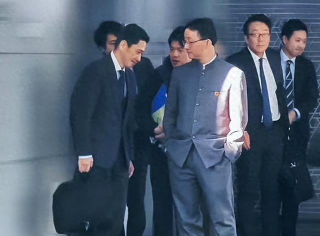 日本要求中国解释双手插兜照片，中方回应：现场是日本媒体拍摄的