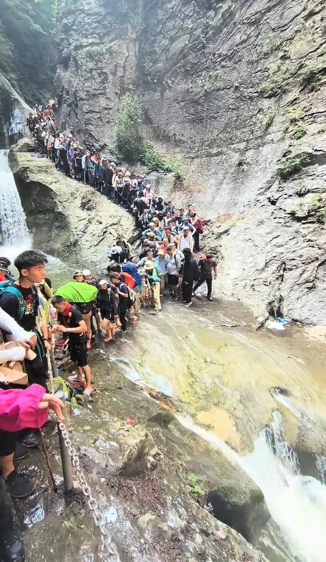堵到“无法动弹”的南太行“一线天”徒步线路临时封闭，当地提醒：汛期河流水位上涨，近期请勿前往