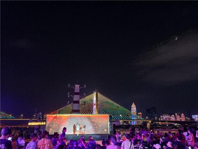 武汉：夜游长江人气旺 两江四岸流光溢彩