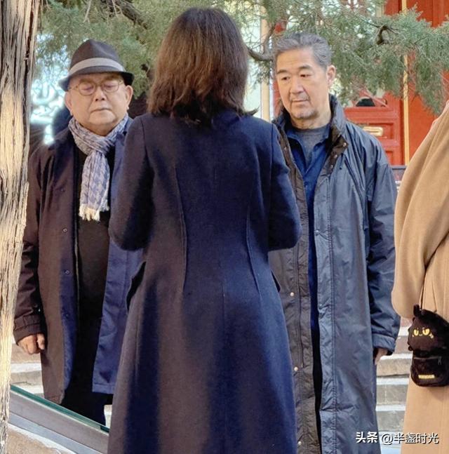 70岁张国立和76岁王刚在北京被偶遇，俩人老了好多，同框好温馨啊