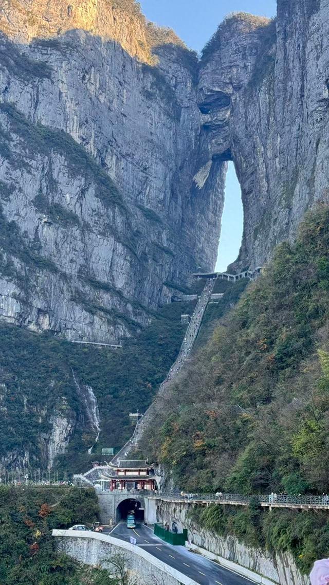 实探天门山“天梯”护栏受损处：临时用铁栏杆围挡，不少游客驻足拍照