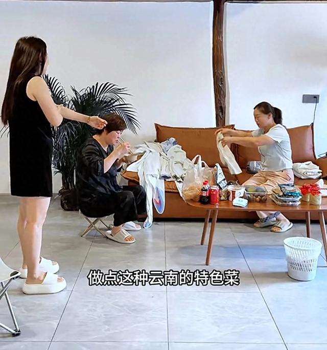 小凤吃饭金哥帮她打伞，婆婆看不下去把伞拿走，评论区炸锅了！