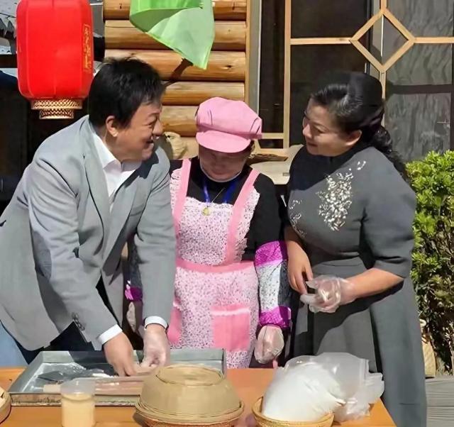 张也才是丰满健硕的女性代表，宽宽的额头，丰满圆润，落落大方