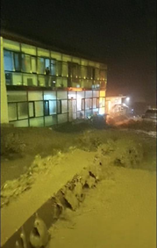五台山景区夜晚暴雨引发洪水，路边停放的多辆大巴、小车被卷走；当地回应：未造成人员伤亡