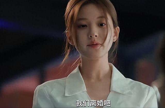 对抗老东家！新剧登顶年榜，自创品牌售罄，赵露思"发疯经济"奏效