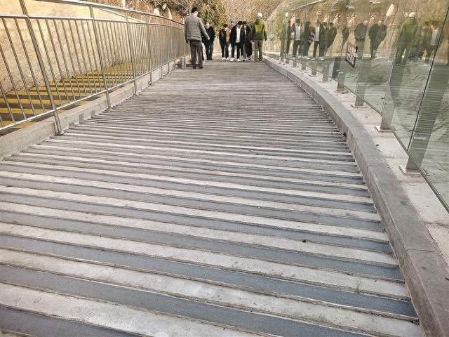 网红打卡地“路滑难行” 相关部门已“迅速改造”