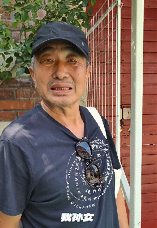 68岁老戏骨杜源为外孙女，应聘当幼儿园保安！嫌年纪大遭对方劝退