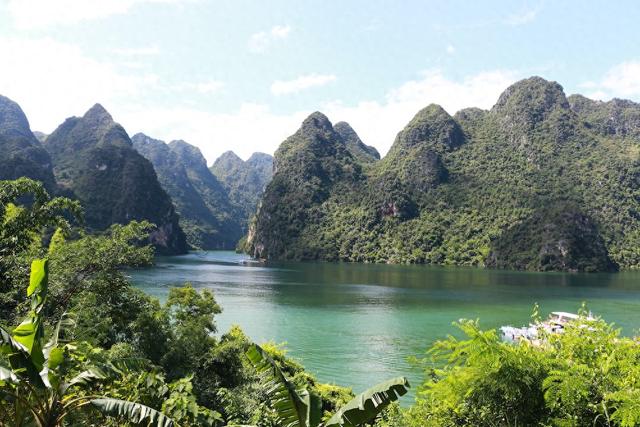 万峰湖：山环水绕间 解锁假期好风光