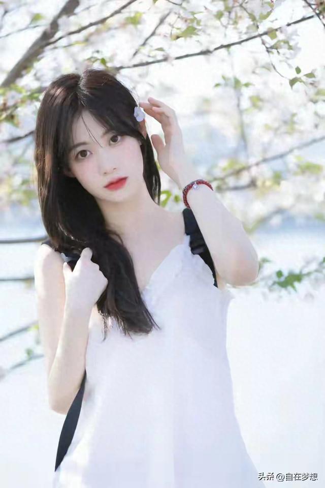 河南洛阳一校花美出圈了，五官精致，倾国倾城，美得让人移不开眼