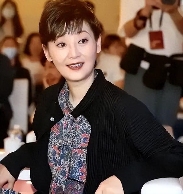 徐帆回应离婚5个月	，冯小刚近况曝光，他的“小心思	”再藏不住了